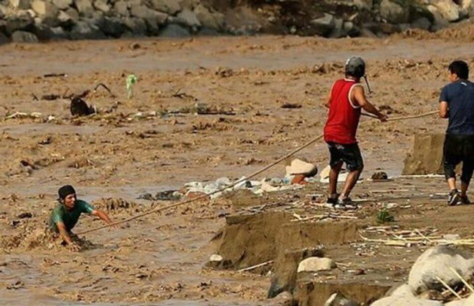 En Perú, 75 muertos y más de cien mil damnificados por intensas lluvias ocasionadas por calentamiento del mar