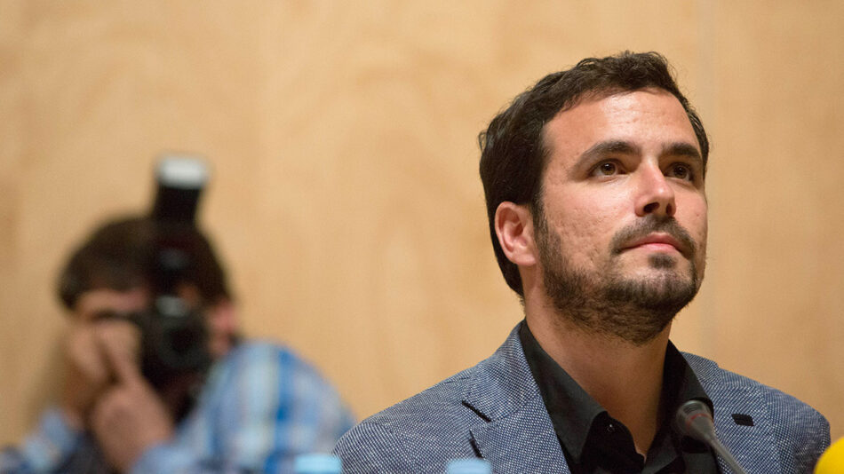 Garzón exige el «cese inmediato» del fiscal anticorrupción y firma la iniciativa para que el Congreso repruebe al ministro Catalá «como máximo responsable político de lo que sucede»