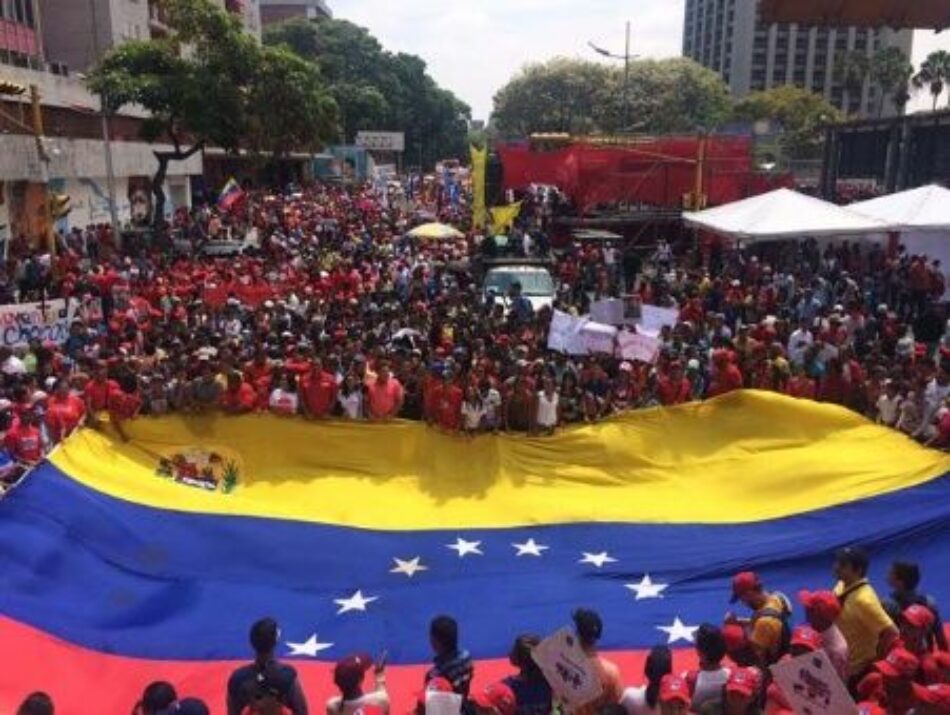 Jóvenes venezolanos marchan por la paz y contra la violencia