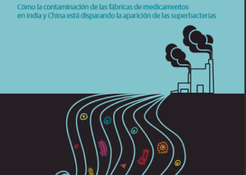 Cubren de carteles la sede de Aurovitas para denunciar la contaminación provocada por las farmacéuticas