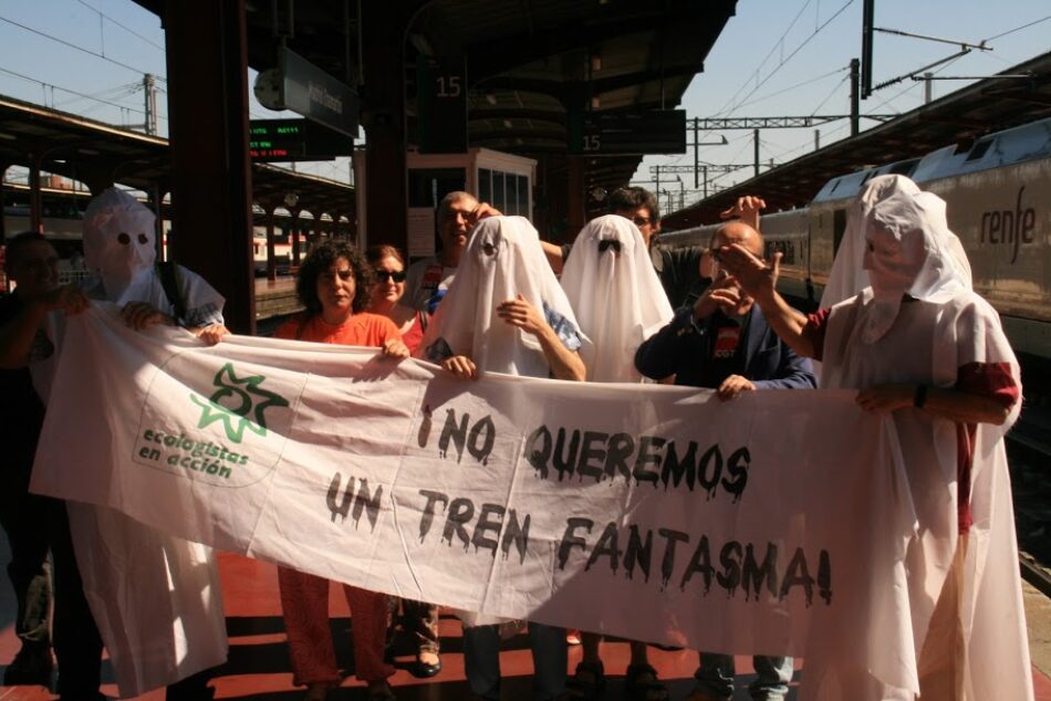 Activistas exigen otra política ferroviaria a bordo del tren regional Barcelona-Madrid