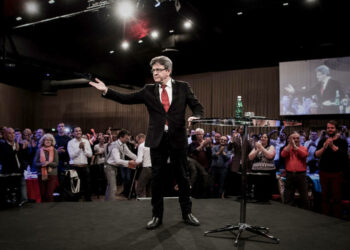 Mélenchon a campaña para «hacer fracasar» a Macron en Francia