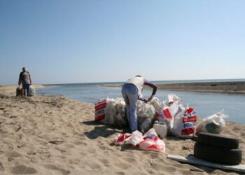 Del Mediterráneo al Atlántico: Ecologistas en Acción lanza la campaña ‘Limpiemos el mar’ para limpiar el litoral español