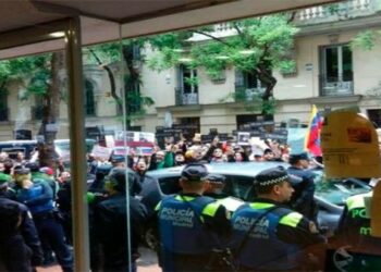 Embajador venezolano en España denuncia asedio de grupo violento