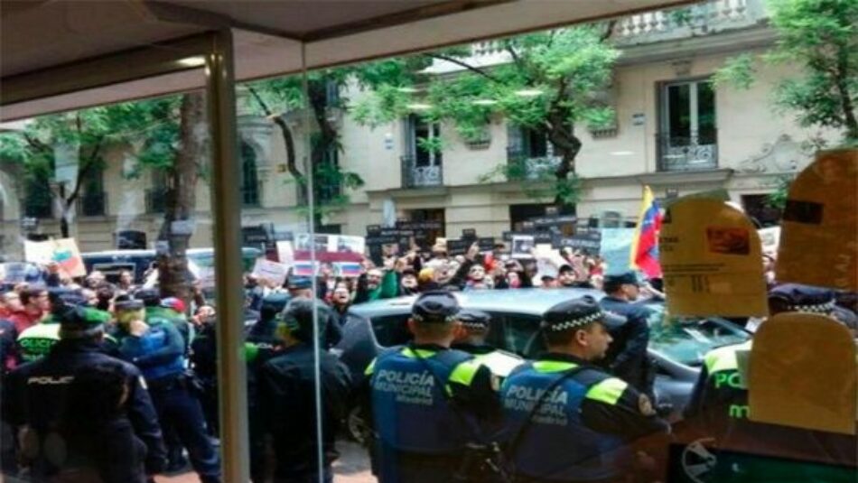 Embajador venezolano en España denuncia asedio de grupo violento