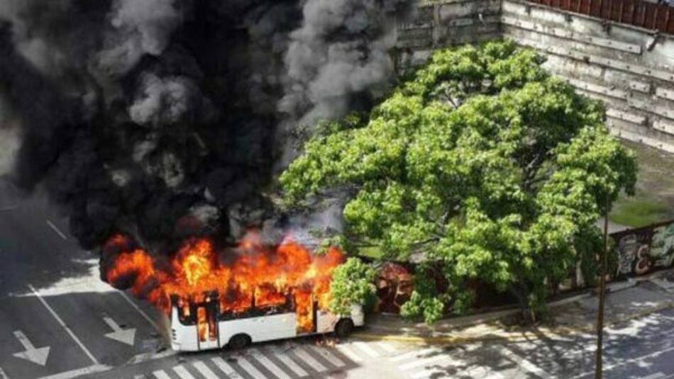 Grupos vandálicos incendian un autobús público en Venezuela