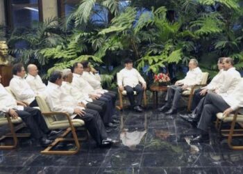 Raúl Castro corrobora apoyo a la paz en Colombia tras reunirse con las FARC-EP y el ELN