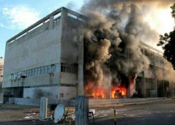 Grupos violentos opositores incendiaron sede del ministerio de Vivienda en Zulia (Venezuela)