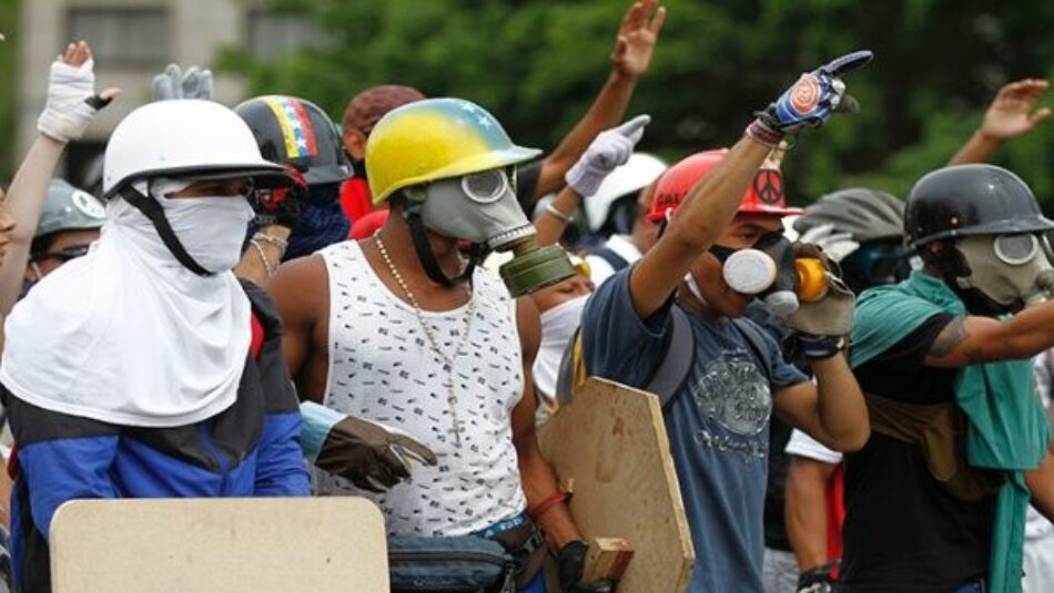 «Tiene que morir por ser chavista», le decían opositores a joven quemado vivo