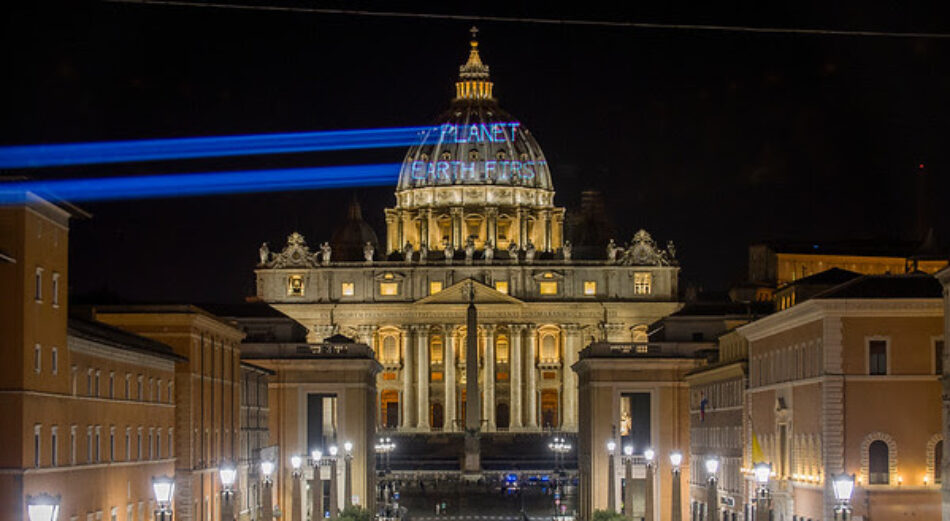 Greenpeace proyecta en la Basílica de San Pedro el mensaje “La Tierra Primero” dirigido a Trump