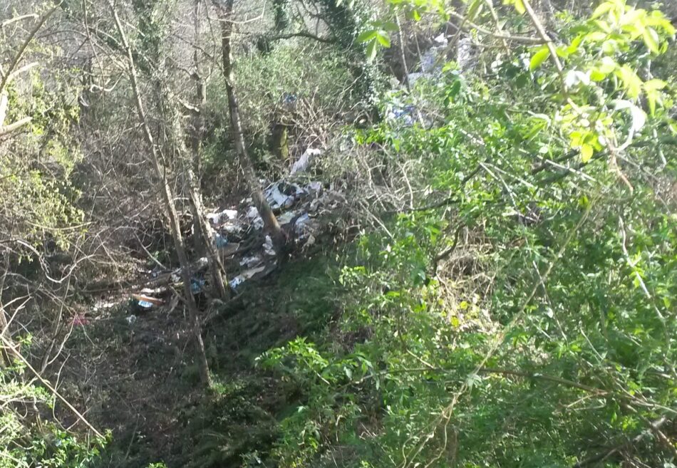 Otro vertedero en un area recreativa en San Martin del Rey Aurelio