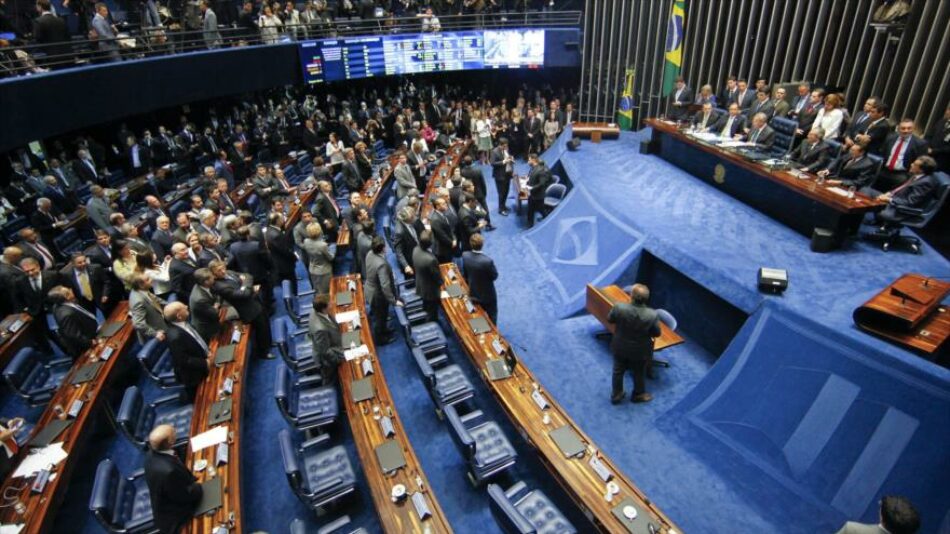 Senado rodeado de tensiones para avalar reforma laboral de Temer