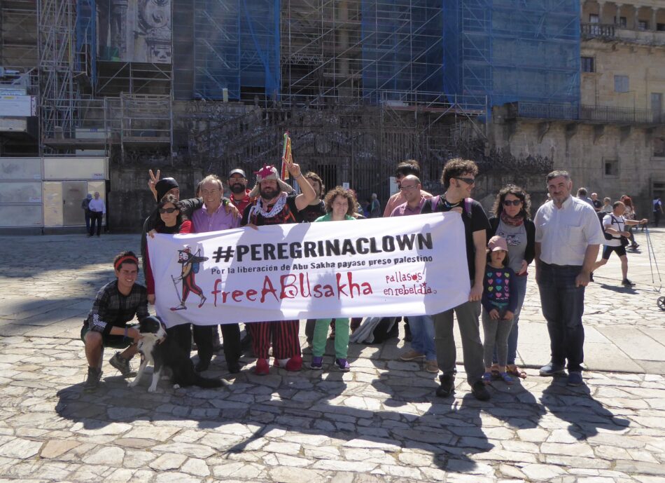 O portavoz de Pallasos en Rebeldía, Iván Prado, finaliza en Compostela a súa #PeregrinaClown para reivindicar a liberdade de Abu Sakha, clown palestino que leva 18 meses preso