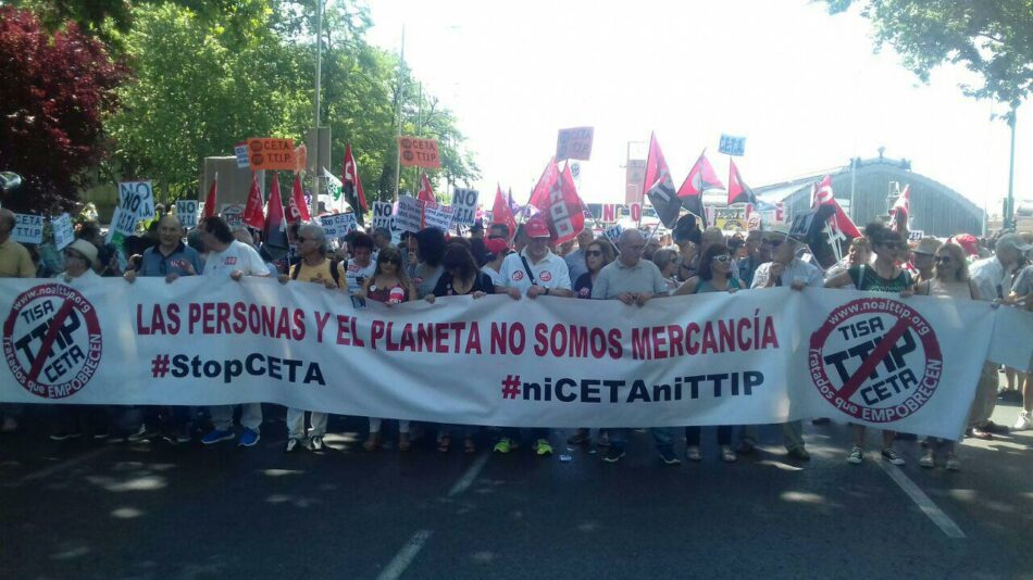 Miles de personas se manifiestan contra el CETA en Madrid