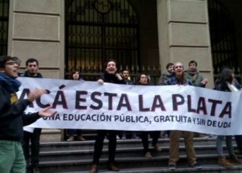 Estudiantes chilenos vuelven a las calles en demanda de educación pública y gratuita