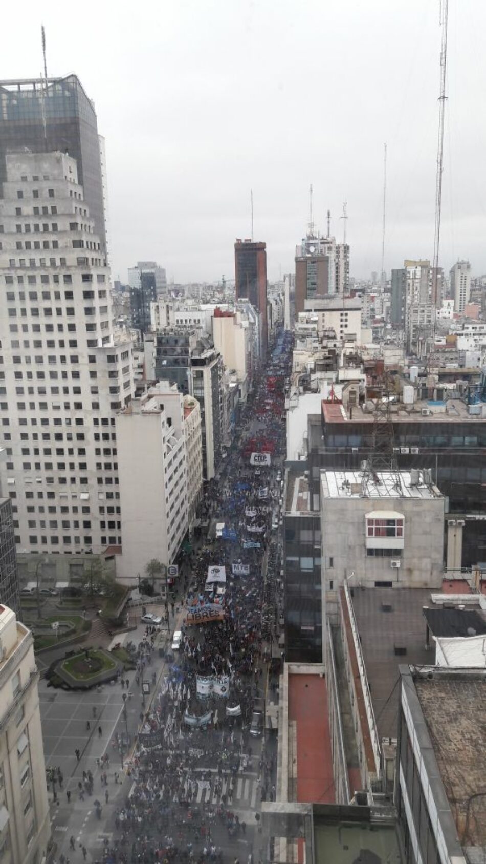La CTEP movilizó a decenas de miles de trabajadores y trabajadoras hacia el Ministerio de Trabajo en Argentina