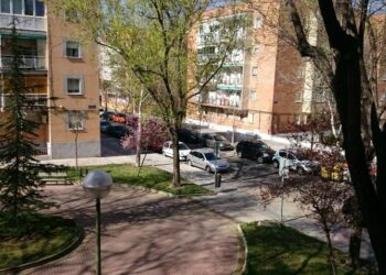 Alarma en el número 54 de la avenida de Santa Eugenia por las grietas provocadas por unas obras “ilegales” en su sótano