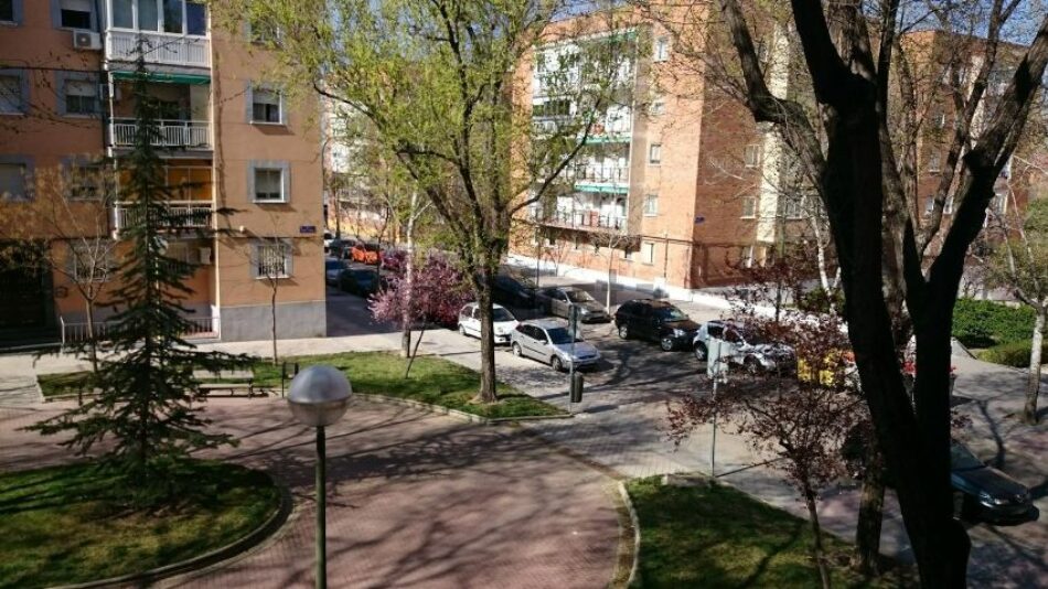 Alarma en el número 54 de la avenida de Santa Eugenia por las grietas provocadas por unas obras “ilegales” en su sótano