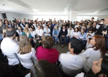 CFK cuestiona incremento en precio de medicamentos en Argentina