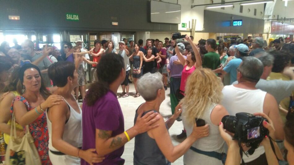 Acción de denuncia de la Caravana Abriendo Fronteras en el aeropuerto de Sevilla contra la deportación y las detenciones ayer en el vuelo Barcelona -Dakar