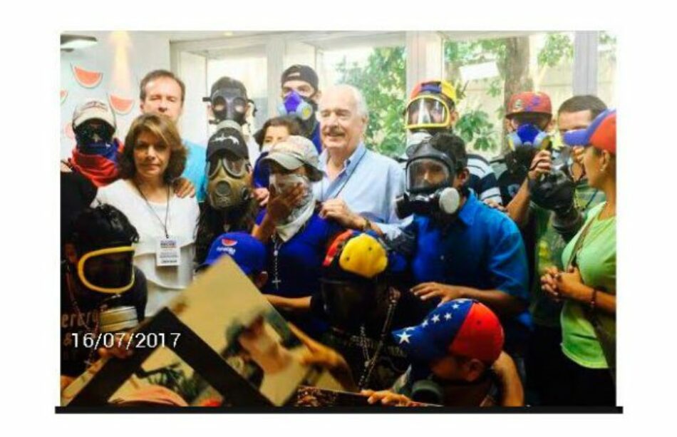 Venezuela / Insólito: Ex presidentes de derecha posan con fascistas encapuchados que asesinan chavistas en las calles