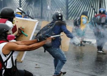 El 85 % de los venezolanos rechaza participar en protestas violentas