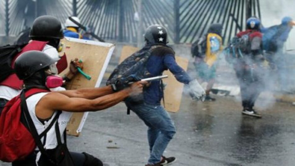 El 85 % de los venezolanos rechaza participar en protestas violentas