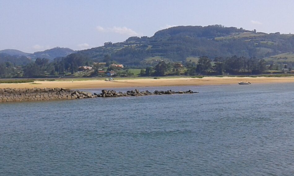 Ecologistas asturianos: «los turistas acampan en la Isla del Bornizal de la ría de Villaviciosa y las autoridades lo consienten»