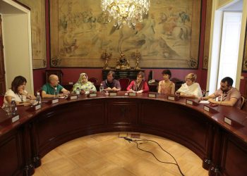 Senadores de Unidos Podemos se reúnen con Jira Bulahi, delegada nacional del Frente Polisario en España