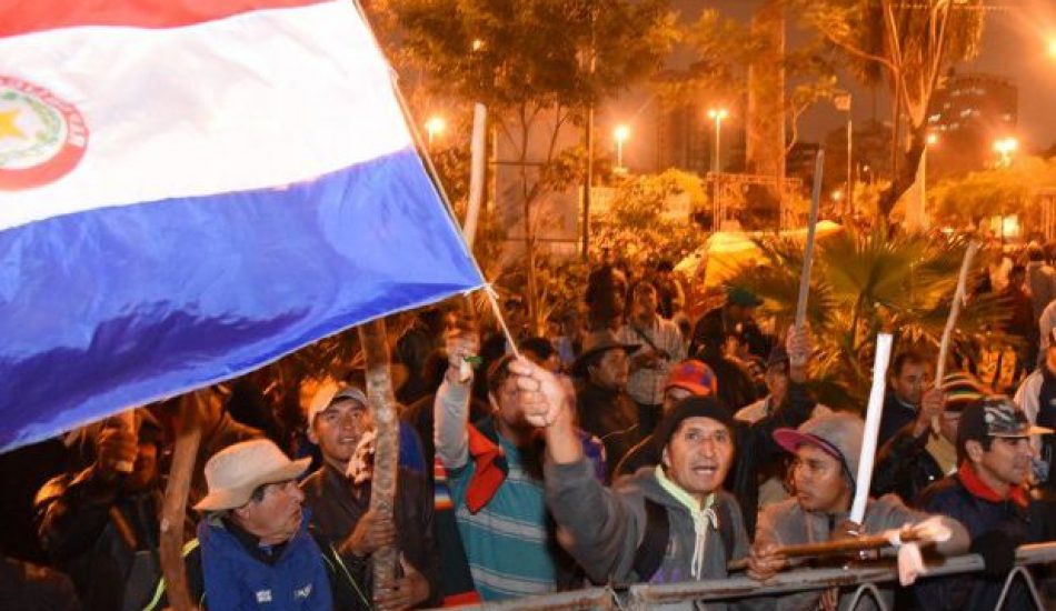 Paraguay. Proyecto de subsidios. Campesinos derriban vallas e intentan entrar al Congreso