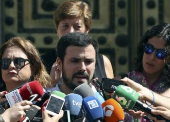 Garzón arropa en nombre de IU al escritor Dogan Akhanli para impedir su extradición a turquía y avisa que el gobierno de Rajoy «más que aliado de los DDHH lo es de Erdogan»