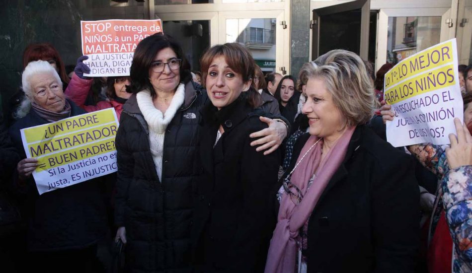 Decenas de ciudades se manifiestan reclamando protección para los hijos de Juana Rivas