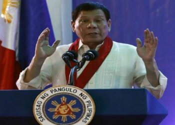 Duterte aprueba educación gratuita en universidades filipinas