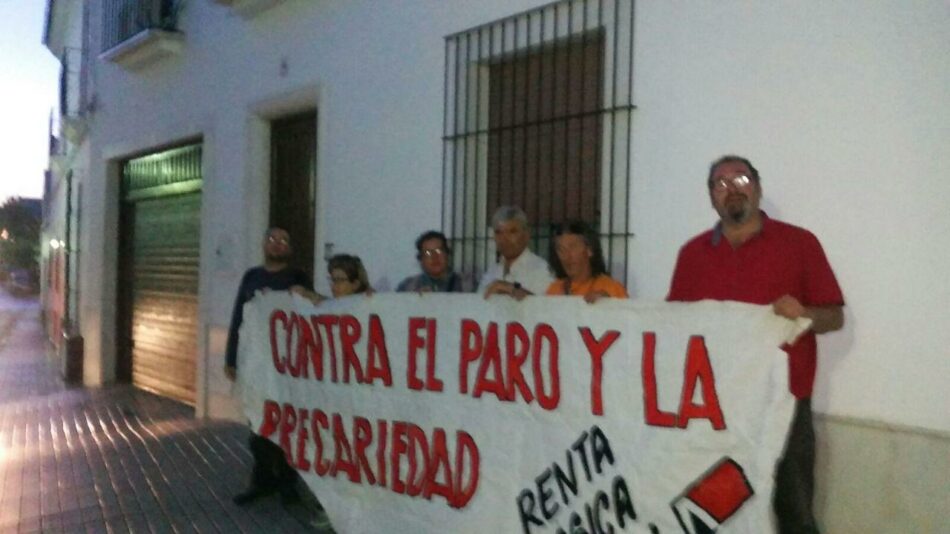 Campamentos Dignidad protestan en la puerta de la residencia de Fernández Vara por los últimos recortes en renta básica y ayuda a la vivienda