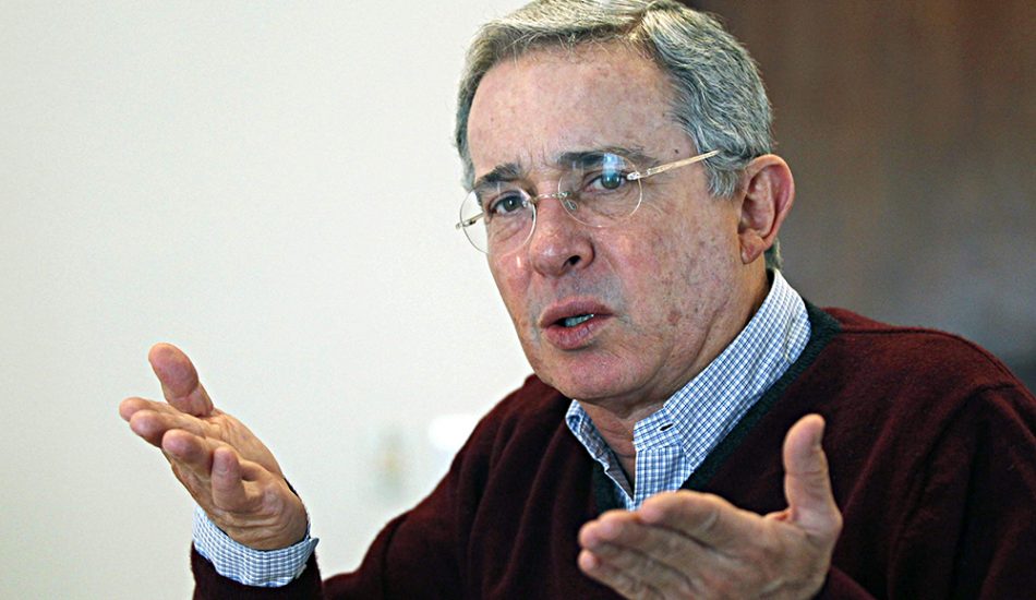 Uribe insiste en pedir una intervención militar en Venezuela