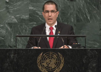 El Canciller venezolano Jorge Arreaza atrae la atención de la Asamblea General  de la ONU