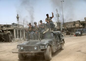 Fuerzas iraquíes derrotan al Daesh en la ciudad de Akashat, en la frontera con Siria
