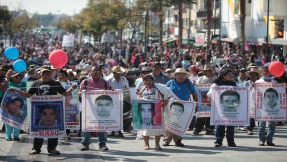 Mexicanos no olvidan: marchan para exigir justicia por los 43 de Ayotzinapa