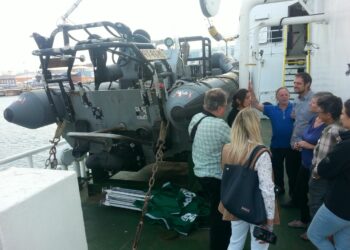 Visita del Eurodiputado de EQUO Florent Marcellesi al barco de Greenpeace en Gijón