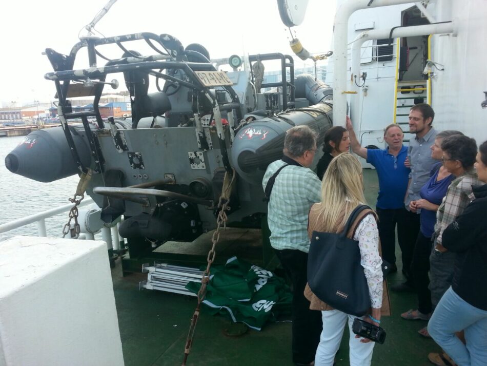 Visita del Eurodiputado de EQUO Florent Marcellesi al barco de Greenpeace en Gijón