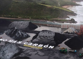 Letras gigantes de 120 m2 en el almacén de carbón de El Musel para pedir el abandono de este combustible fósil