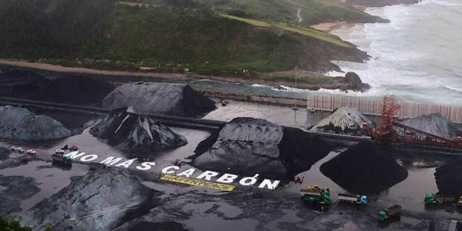 Letras gigantes de 120 m2 en el almacén de carbón de El Musel para pedir el abandono de este combustible fósil