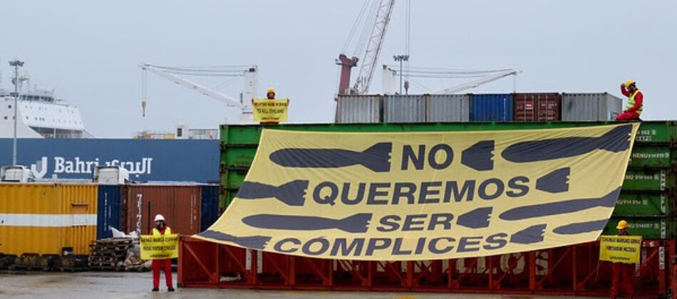 Activistas de Greenpeace protestan contra la exportación ilegal de armas en el puerto de Bilbao