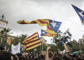 Las banderas bajan a la calle