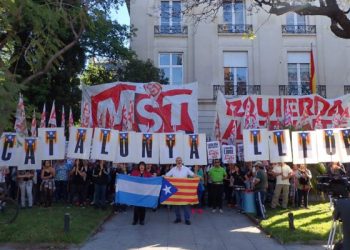 El MST hizo un acto ante la embajada de España en Buenos Aires: Bodart: “Apoyamos a Catalunya y repudiamos la intervención golpista de Rajoy”