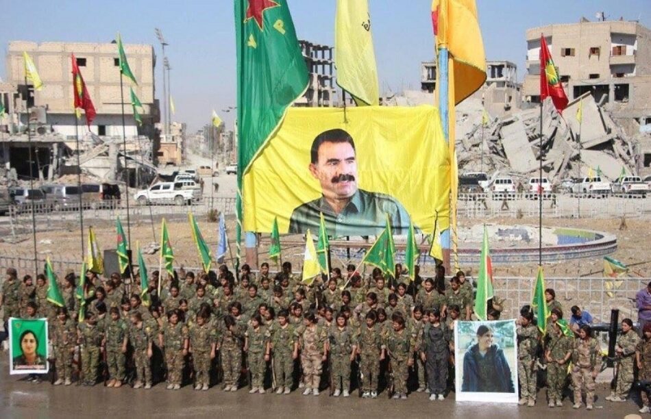 Turquía reacciona con irritación al despliegue de un póster gigante de Ocalan en Raqqa