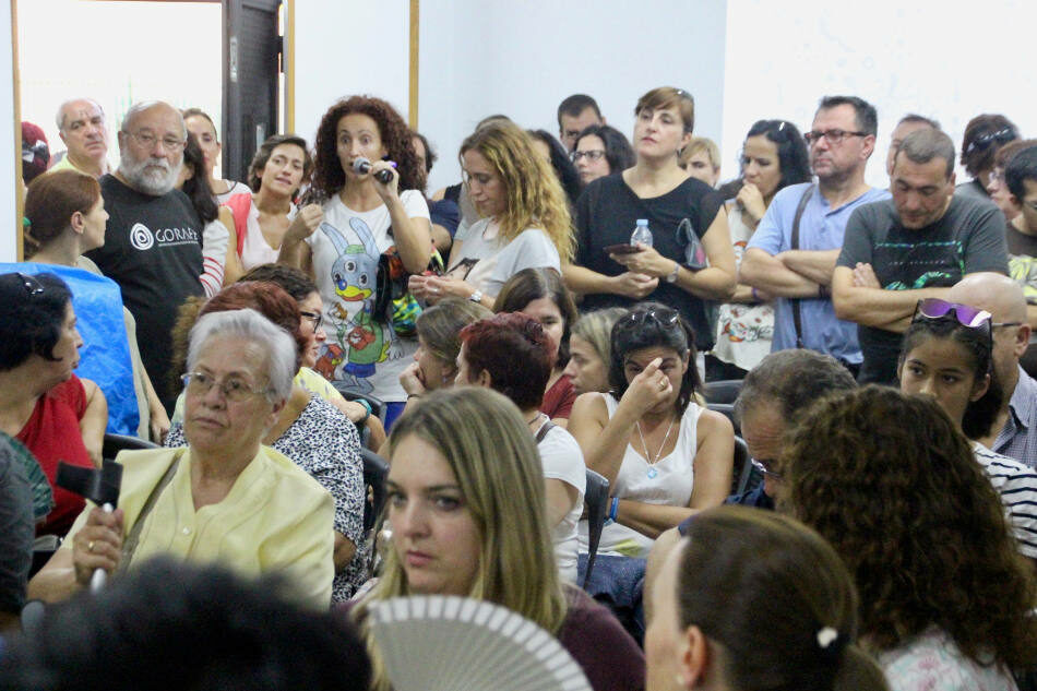 Concentración frente a la Consejería de Educación para denunciar el abandono del instituto Juan Ramón Jiménez