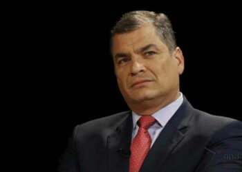 Correa dice que vuelve a Ecuador “para abrazar a la Patria en estos momentos difíciles”