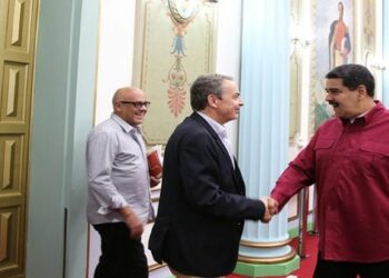 Delegación del Gobierno venezolano parte a R. Dominicana para impulsar diálogo con oposición