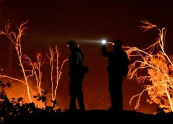 Controlan incendio en California que azotó más de 100 mil hectáreas